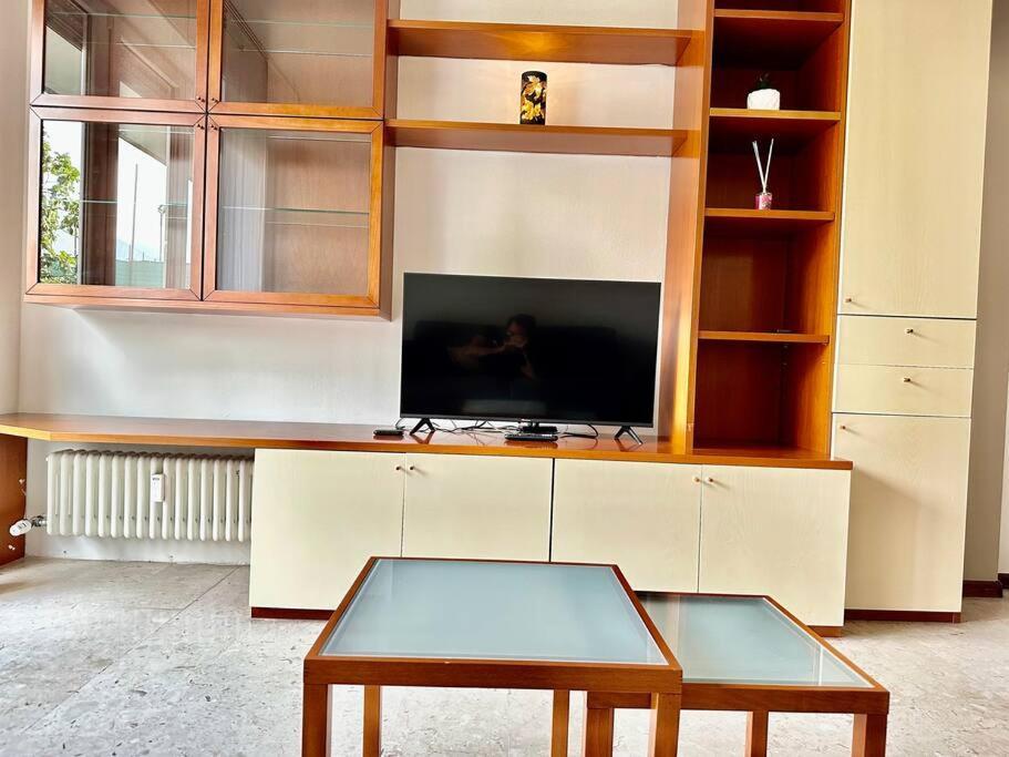 Cost An Business House And Free Park By Revenue House Como